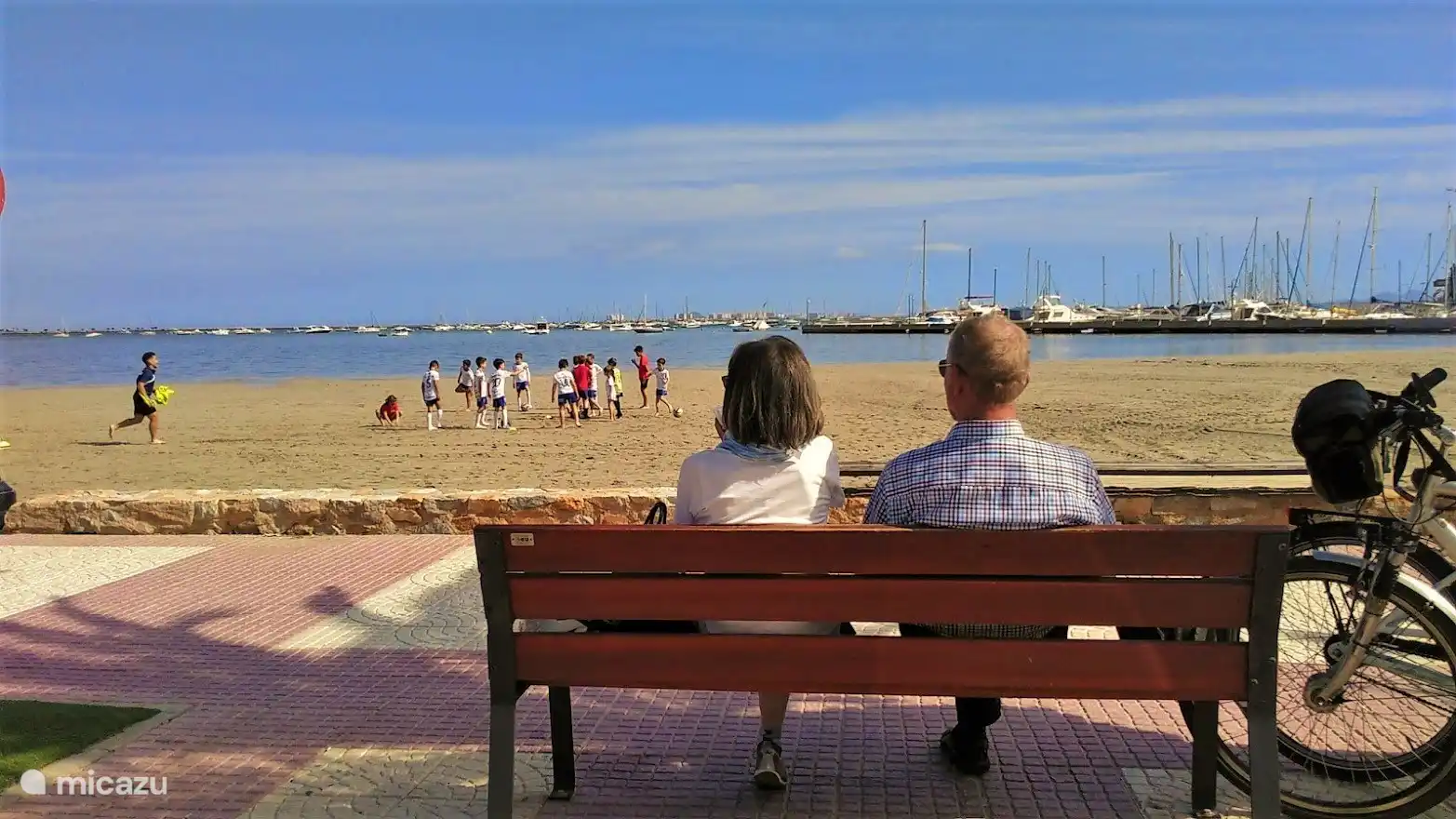 Puntos de venta de comida y bebida a lo largo de la playa
