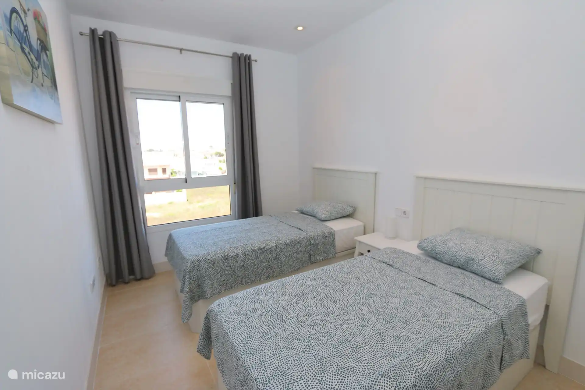 Dormitorio con dos camas individuales