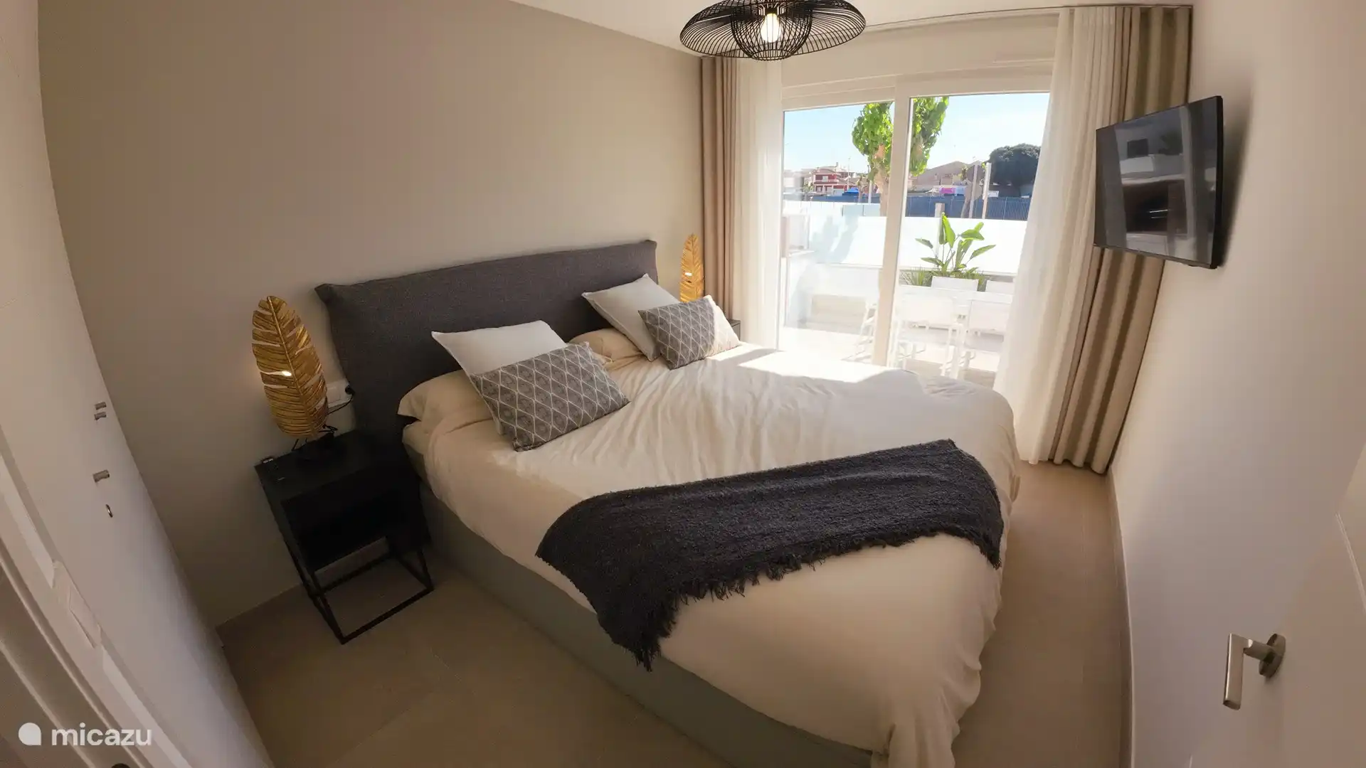 Dormitorio con cama doble