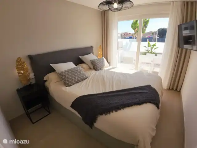 Villa de vacaciones en el centro de San Pedro en España, Murcia, San Pedro del Pinatar - villa Dormitorio con cama doble