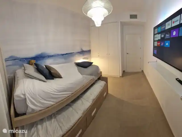 Villa de vacaciones en el centro de San Pedro en España, Murcia, San Pedro del Pinatar - villa Dormitorio con cama individual y cama nido
