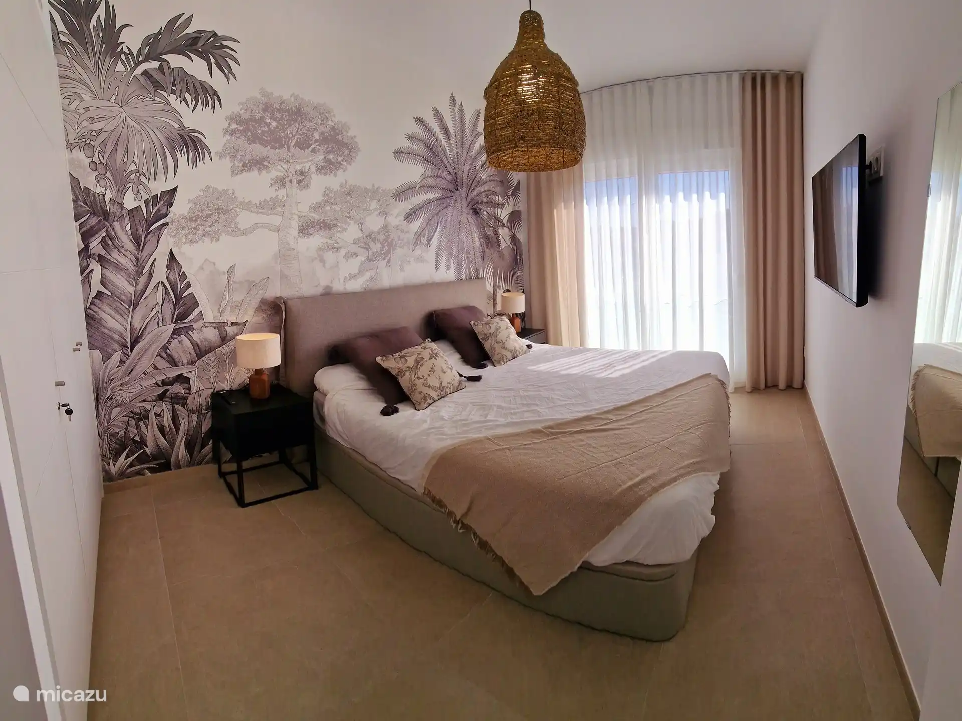 Dormitorio con cama doble