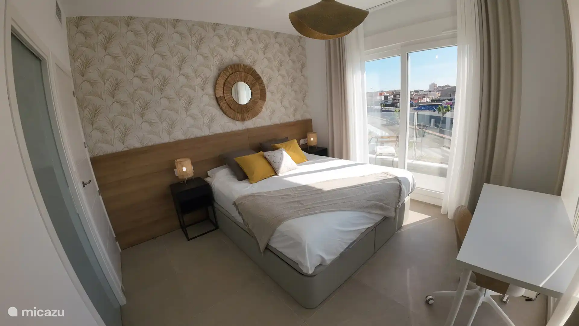 Dormitorio con cama doble