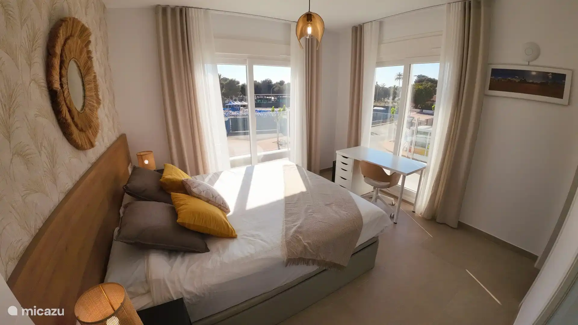 Dormitorio con cama doble