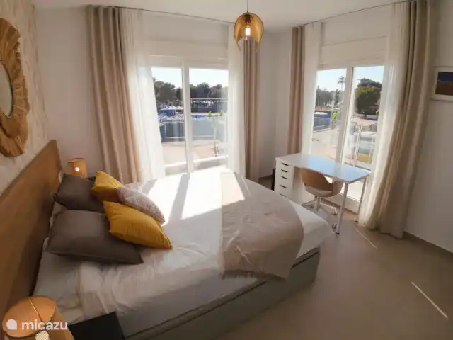 Villa de vacaciones en el centro de San Pedro en España, Murcia, San Pedro del Pinatar - villa Dormitorio con cama doble