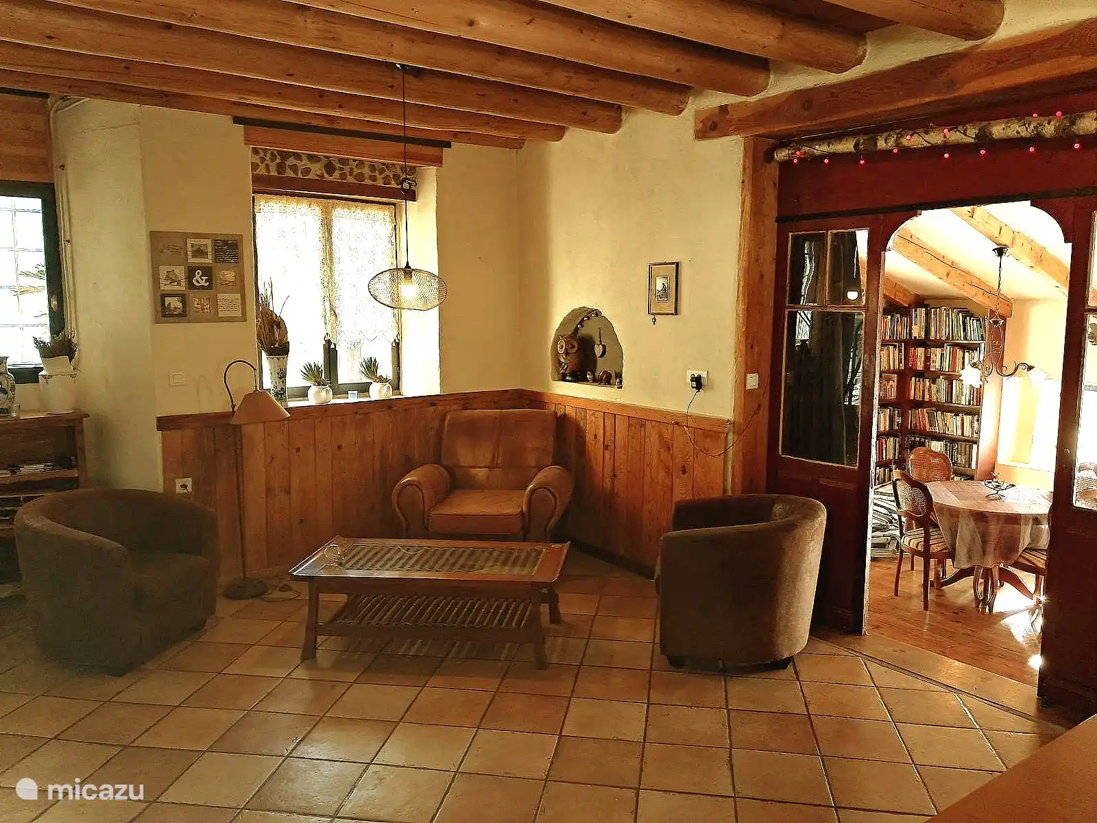 Zona de estar en la planta superior con vistas al salón de abajo