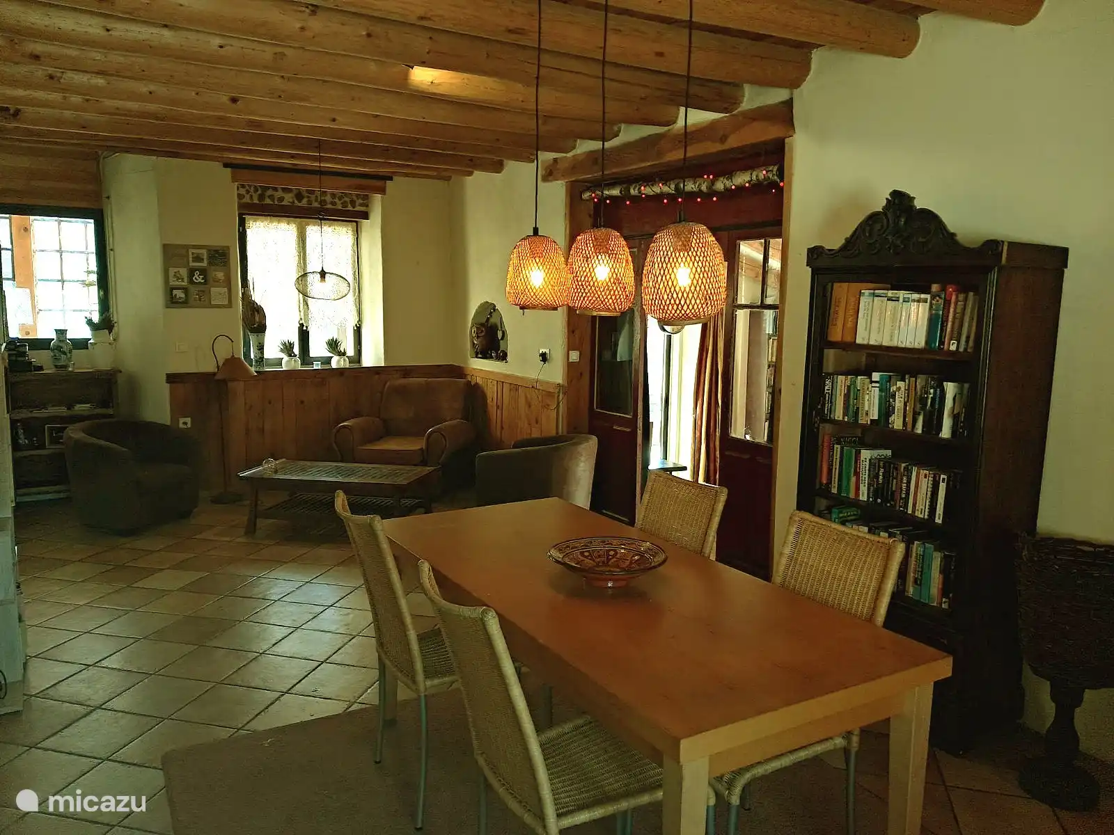 Mesa de comedor y zona de estar sobre el salón