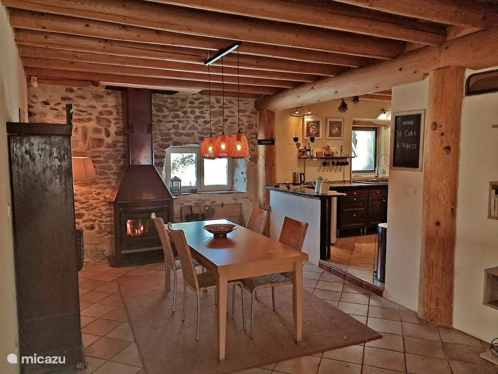 Mesa de comedor junto a la cocina
