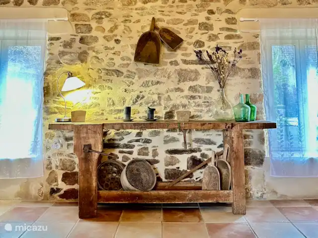 La Bergerie y su piscina privada en Francia, Alta Viena, Château-Chervix - casa de campo / castillo Sala de estar, televisión, estufa de leña, wifi, futbolín, área de lectura