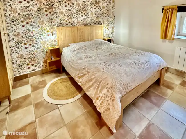 La Bergerie y su piscina privada en Francia, Alta Viena, Château-Chervix - casa de campo / castillo Dormitorio 1, cama doble 160x200 con cubrecolchón viscoelástico
