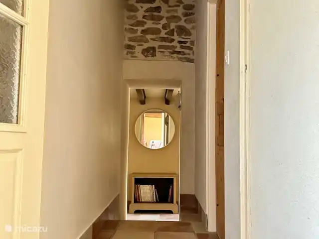 La Bergerie y su piscina privada en Francia, Alta Viena, Château-Chervix - casa de campo / castillo Pasillo que conduce a los dormitorios