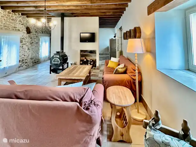 La Bergerie y su piscina privada en Francia, Alta Viena, Château-Chervix - casa de campo / castillo Sala de estar, televisión, estufa de leña, wifi, futbolín, área de lectura