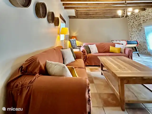 La Bergerie y su piscina privada en Francia, Alta Viena, Château-Chervix - casa de campo / castillo Sala de estar, televisión, estufa de leña, wifi, futbolín, área de lectura