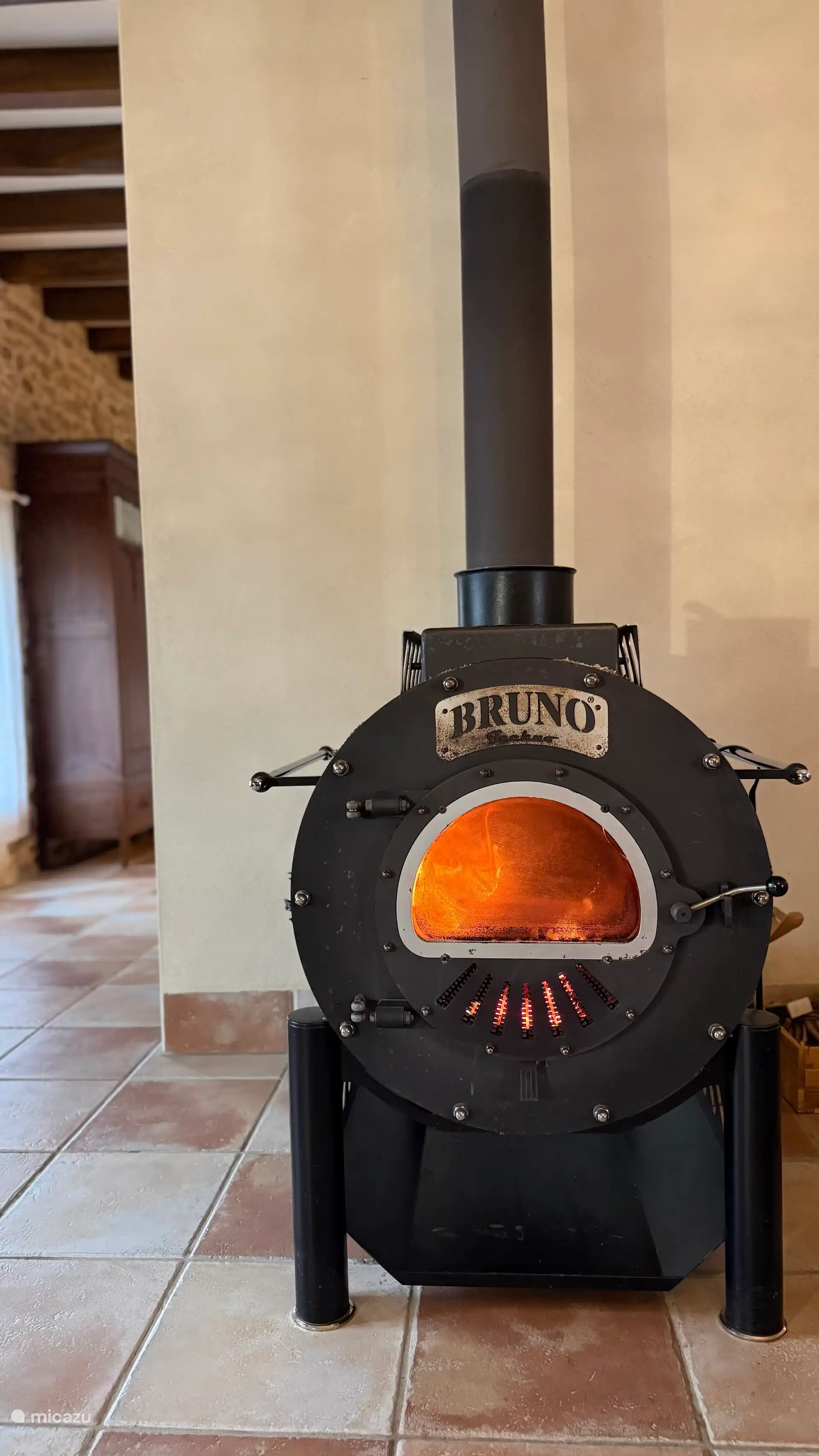 Estufa de leña Bruno 
Para calentar el salón y la cocina/comedor 