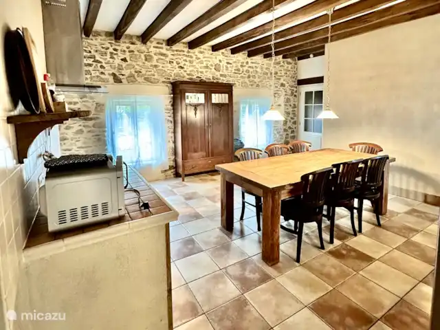 La Bergerie y su piscina privada en Francia, Alta Viena, Château-Chervix - casa de campo / castillo Comedor