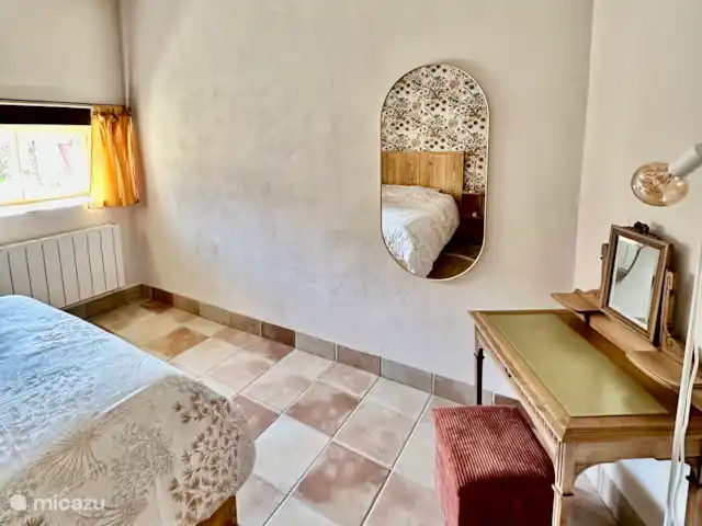 La Bergerie y su piscina privada en Francia, Alta Viena, Château-Chervix - casa de campo / castillo Dormitorio 1, cama doble 160x200 con cubrecolchón viscoelástico