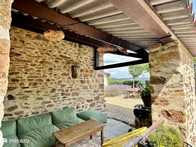 La Bergerie y su piscina privada en Francia, Alta Viena, Château-Chervix - casa de campo / castillo Patio al aire libre