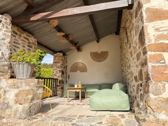 La Bergerie y su piscina privada en Francia, Alta Viena, Château-Chervix - casa de campo / castillo Patio al aire libre