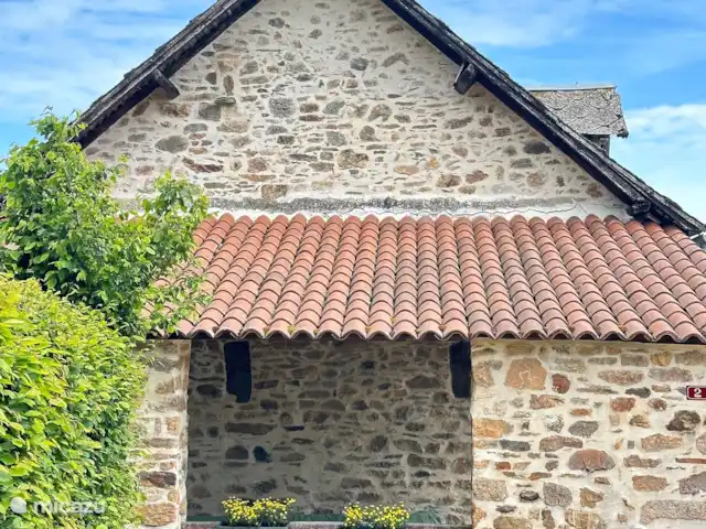 La Bergerie y su piscina privada en Francia, Alta Viena, Château-Chervix - casa de campo / castillo Aparcamiento