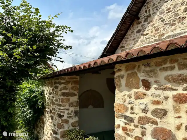 La Bergerie y su piscina privada en Francia, Alta Viena, Château-Chervix - casa de campo / castillo Aparcamiento