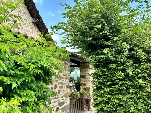 La Bergerie y su piscina privada en Francia, Alta Viena, Château-Chervix - casa de campo / castillo Aparcamiento