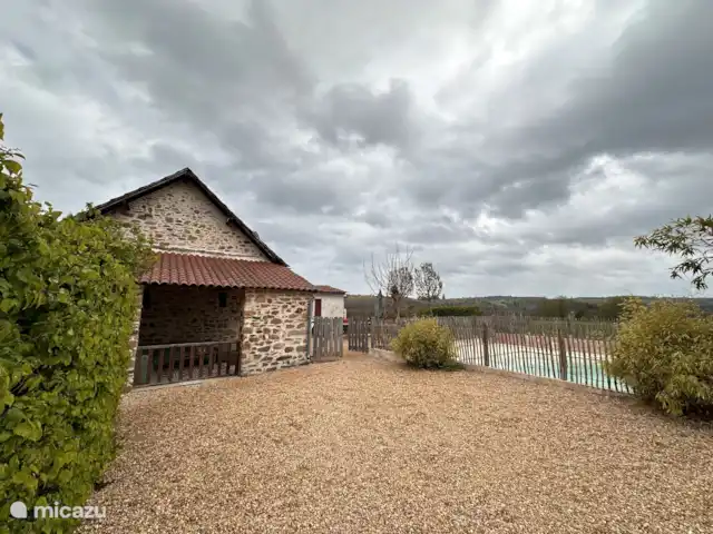 La Bergerie y su piscina privada en Francia, Alta Viena, Château-Chervix - casa de campo / castillo Aparcamiento