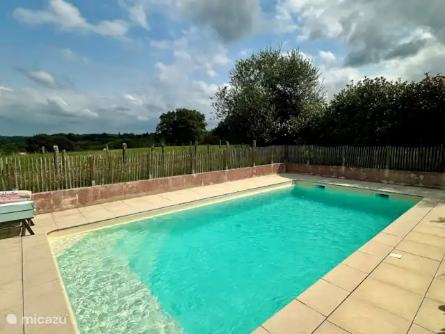 La Bergerie y su piscina privada en Francia, Alta Viena, Château-Chervix - casa de campo / castillo Piscina de agua salada 8mx4m