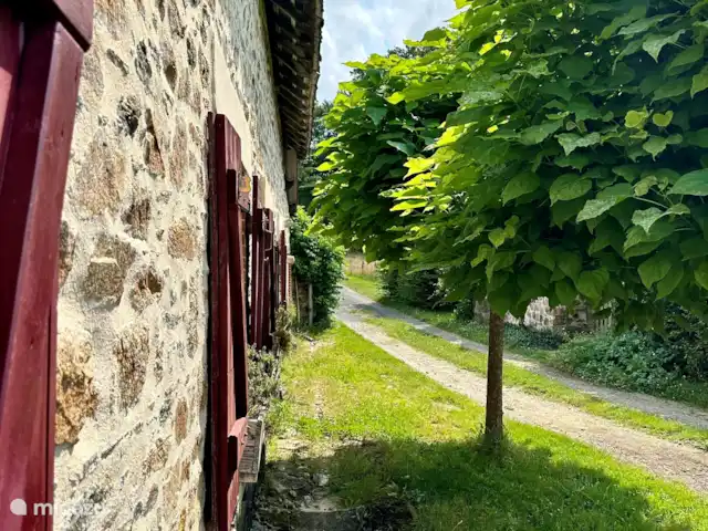 La Bergerie y su piscina privada en Francia, Alta Viena, Château-Chervix - casa de campo / castillo Afuera