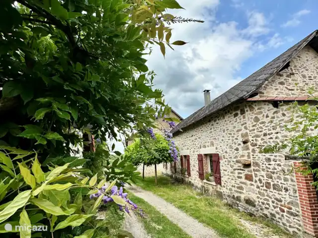 La Bergerie y su piscina privada en Francia, Alta Viena, Château-Chervix - casa de campo / castillo Afuera