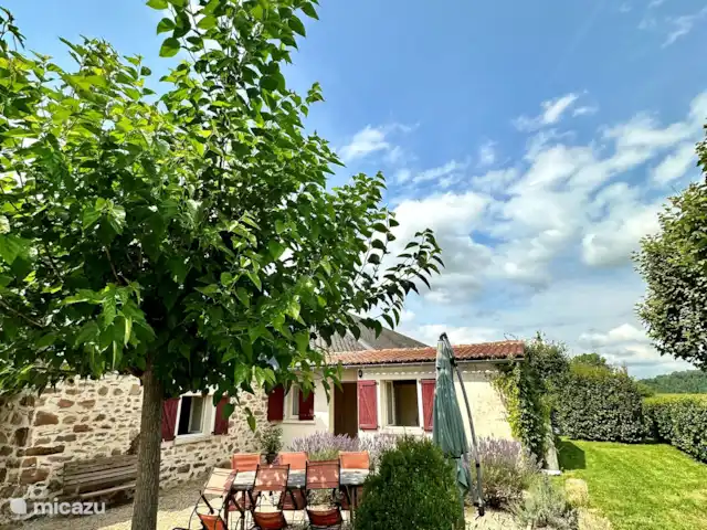 La Bergerie y su piscina privada en Francia, Alta Viena, Château-Chervix - casa de campo / castillo Afuera