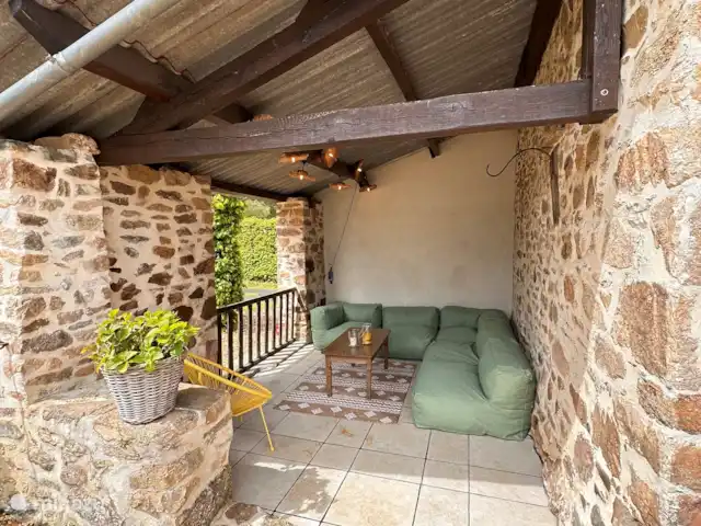 La Bergerie y su piscina privada en Francia, Alta Viena, Château-Chervix - casa de campo / castillo Patio al aire libre