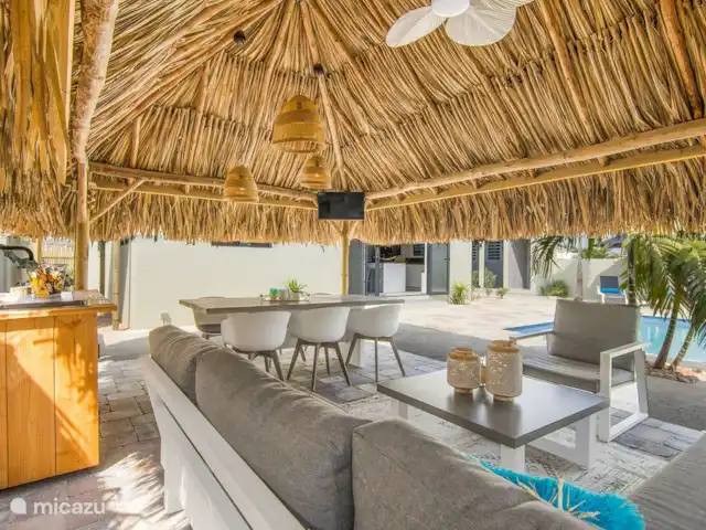 Location de Vacances Curaçao, Banda Ariba (est), Mambo Beach, villa - Villa Dushi Mambo Palapa avec salon de salon, table à manger, télévision et cuisine extérieure