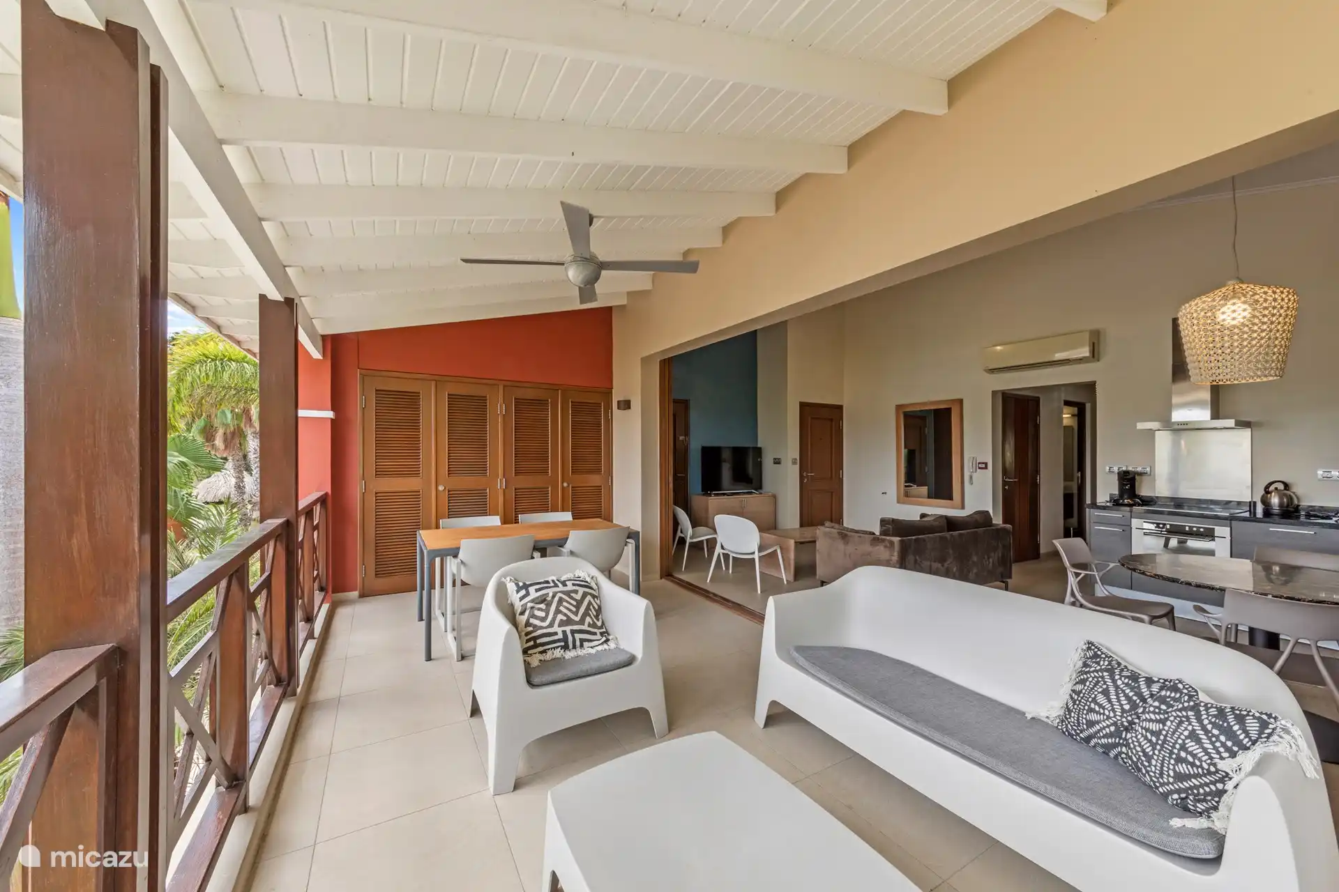 Balkon mit Sitz- und Essbereich. 