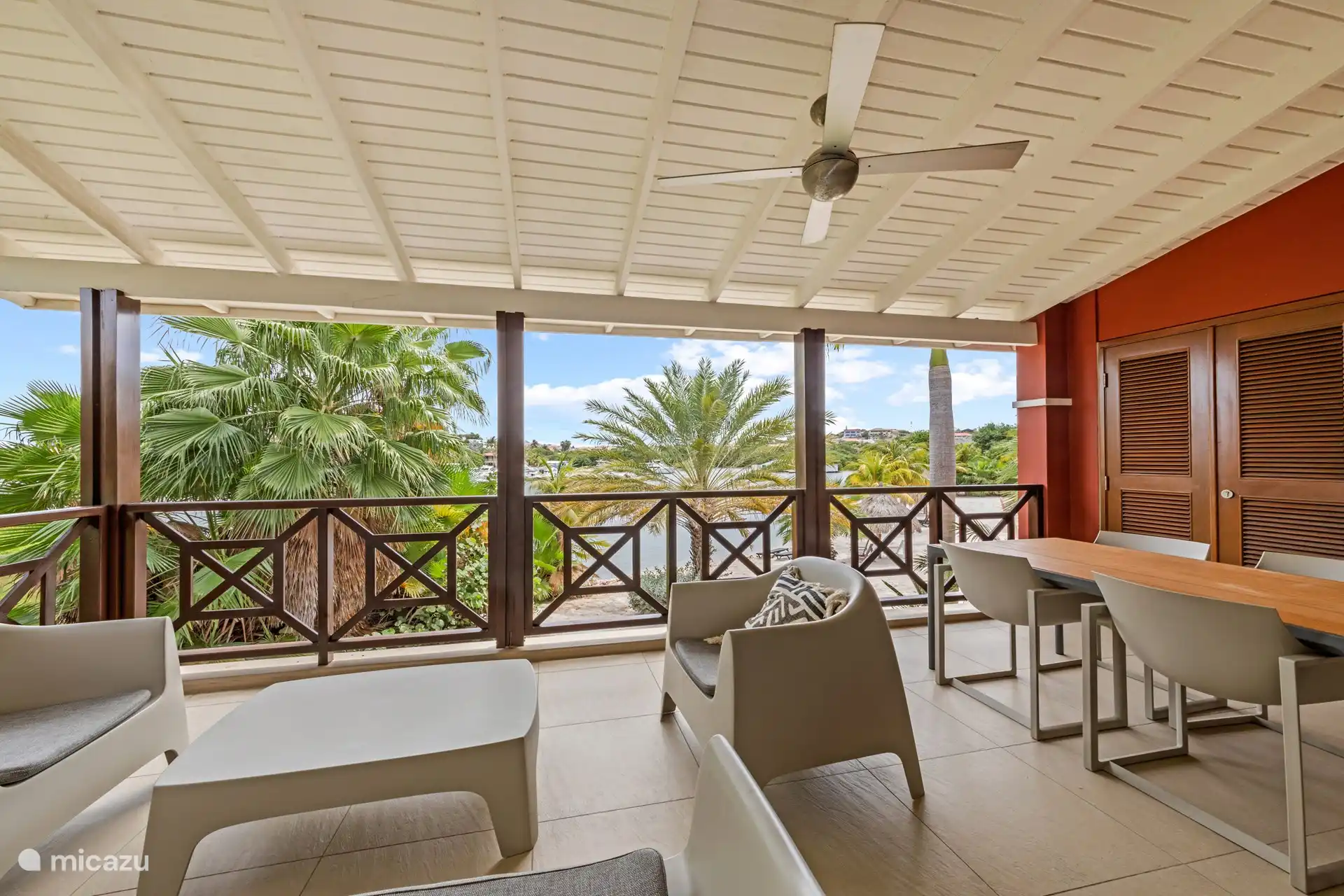 Balkon mit Sitz- und Essbereich. 