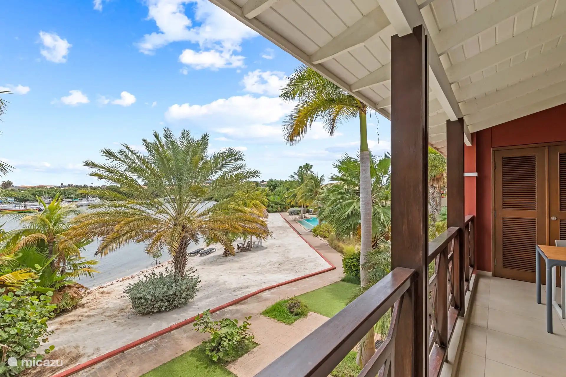 Blick vom Balkon auf den Garten. 