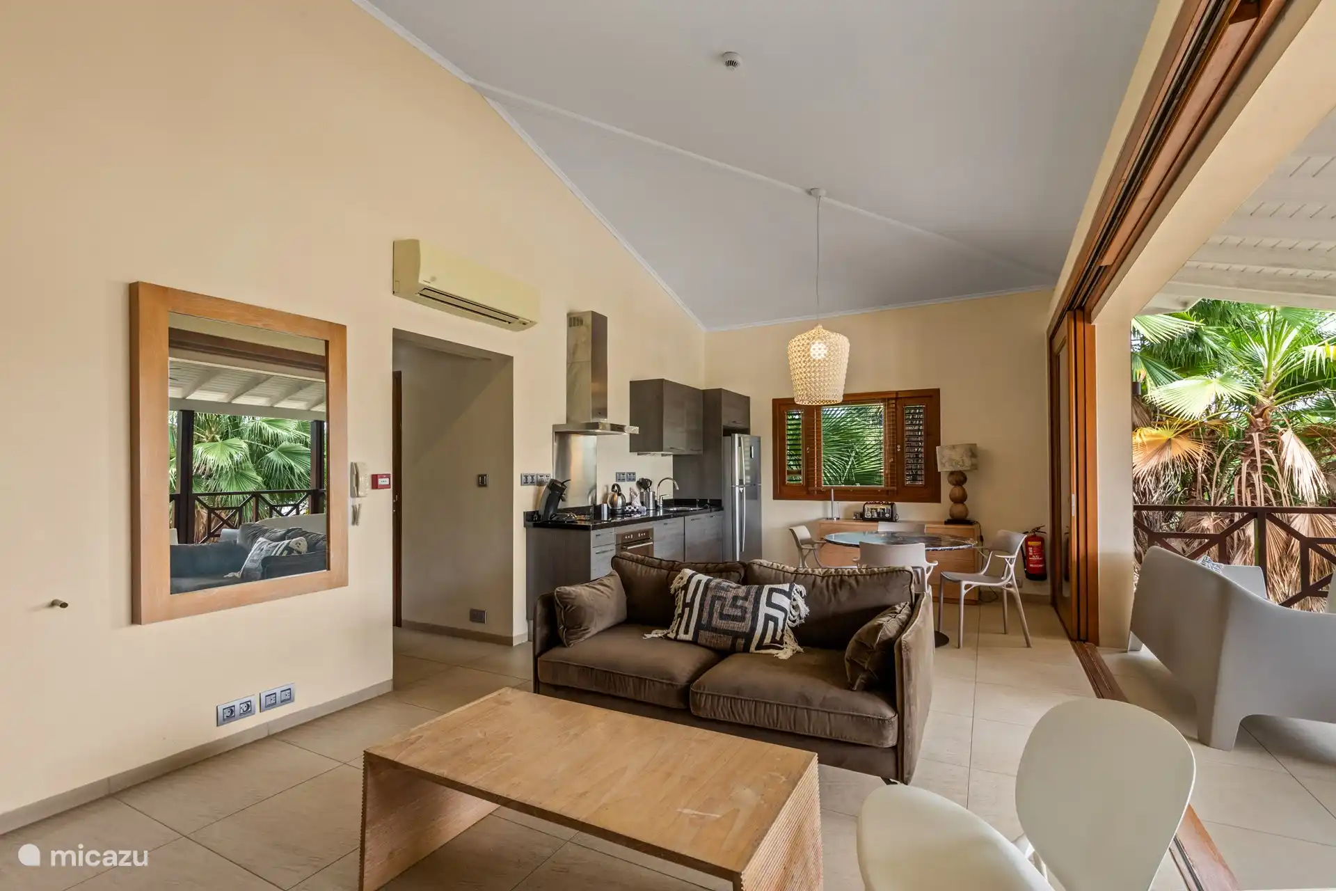 Wohnzimmer, mit offener Küche und Flur zu den Schlafzimmern in der Mitte. 