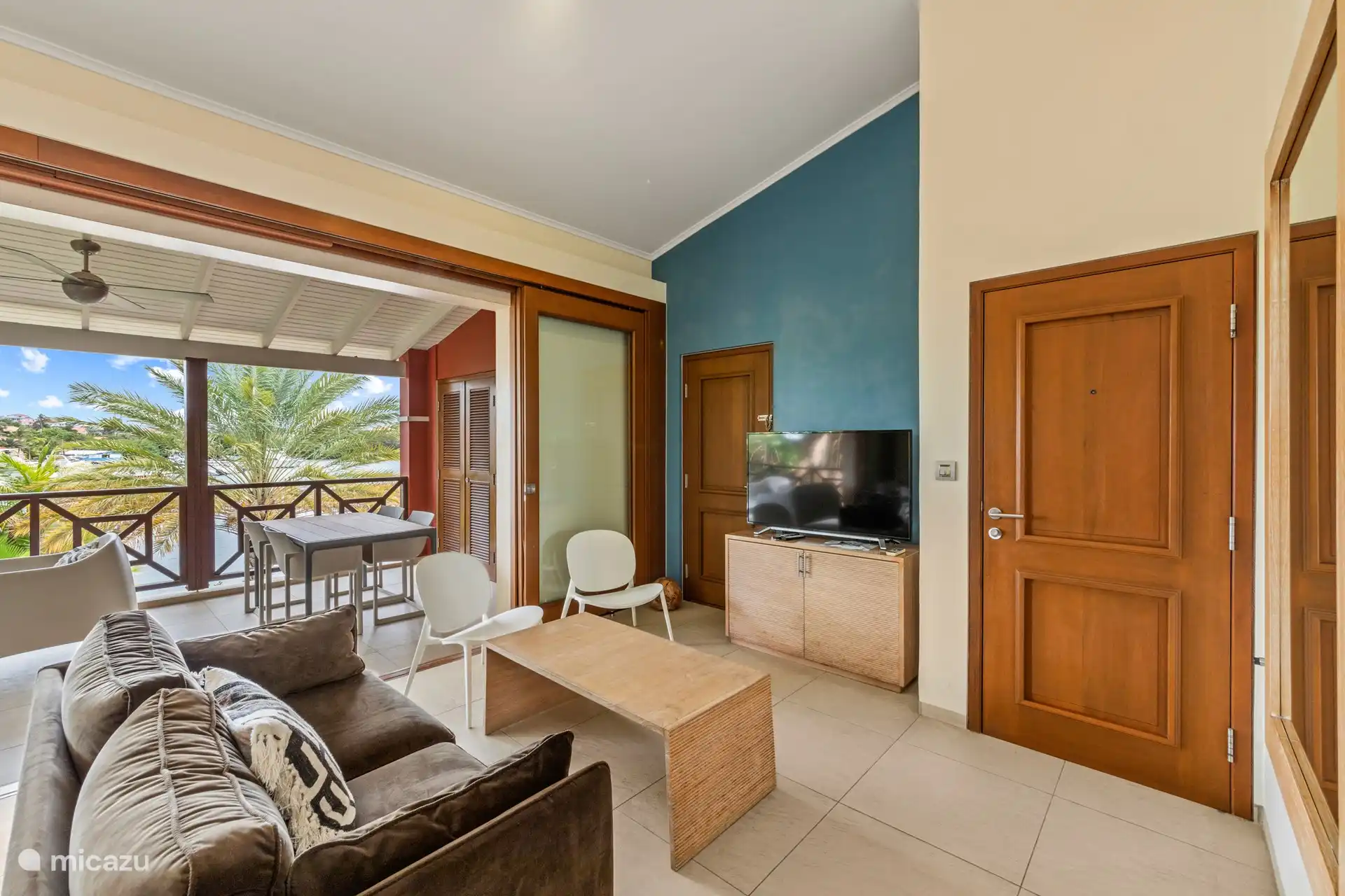 Wohnzimmer, Smart-TV und die Haustür der Wohnung.