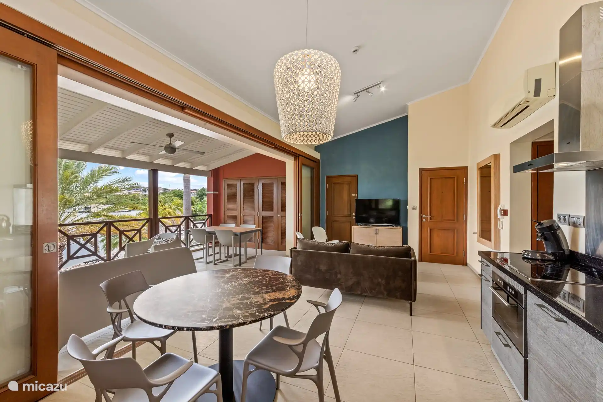 Wohnzimmer mit Essbereich in der Nähe der offenen Küche. 