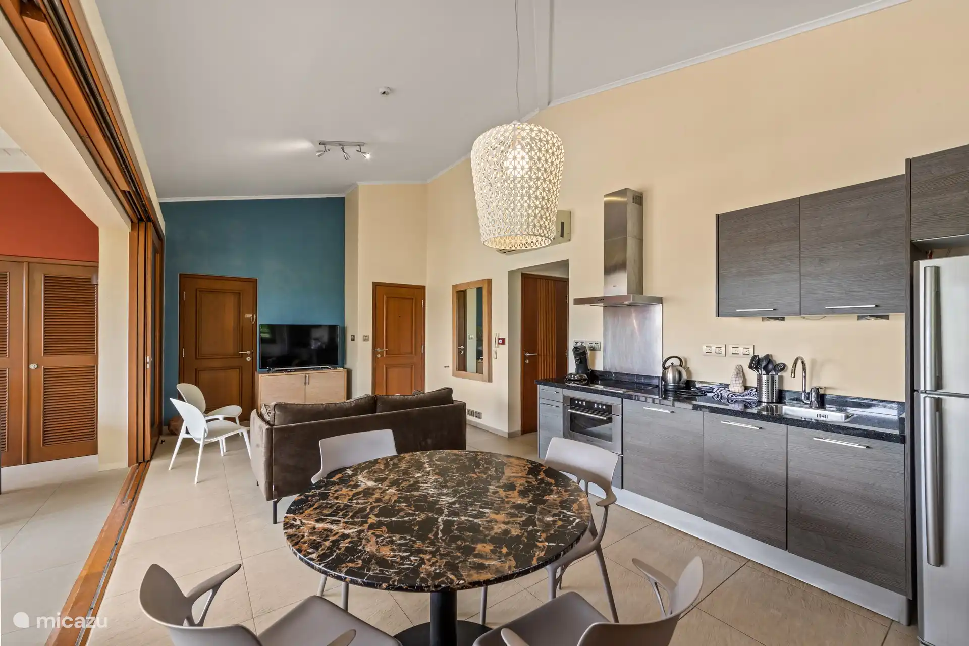 Wohnzimmer mit Essbereich in der Nähe der offenen Küche. 