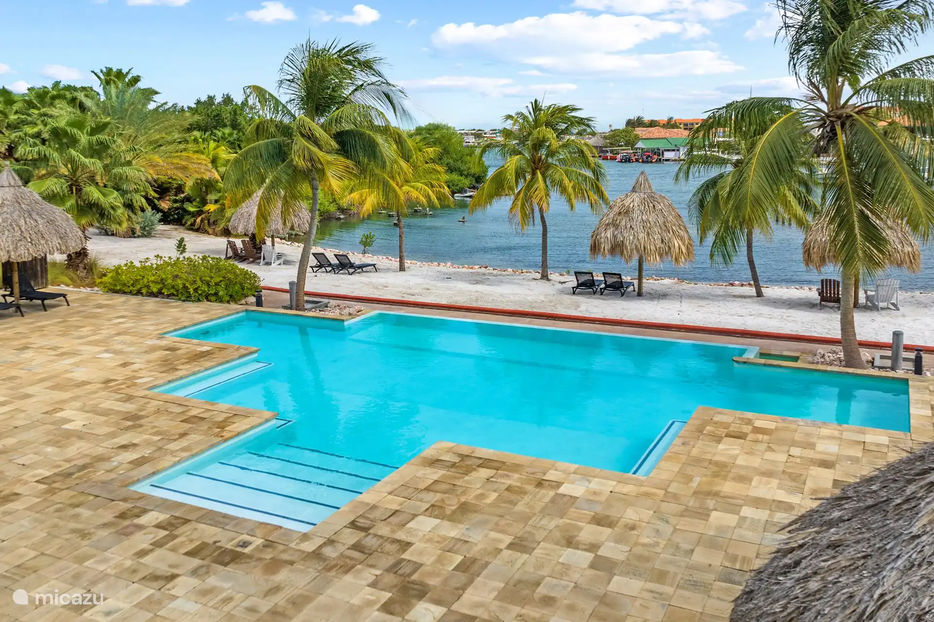 Swimmingpool, der mit den anderen Apartments des Resorts geteilt wird. 