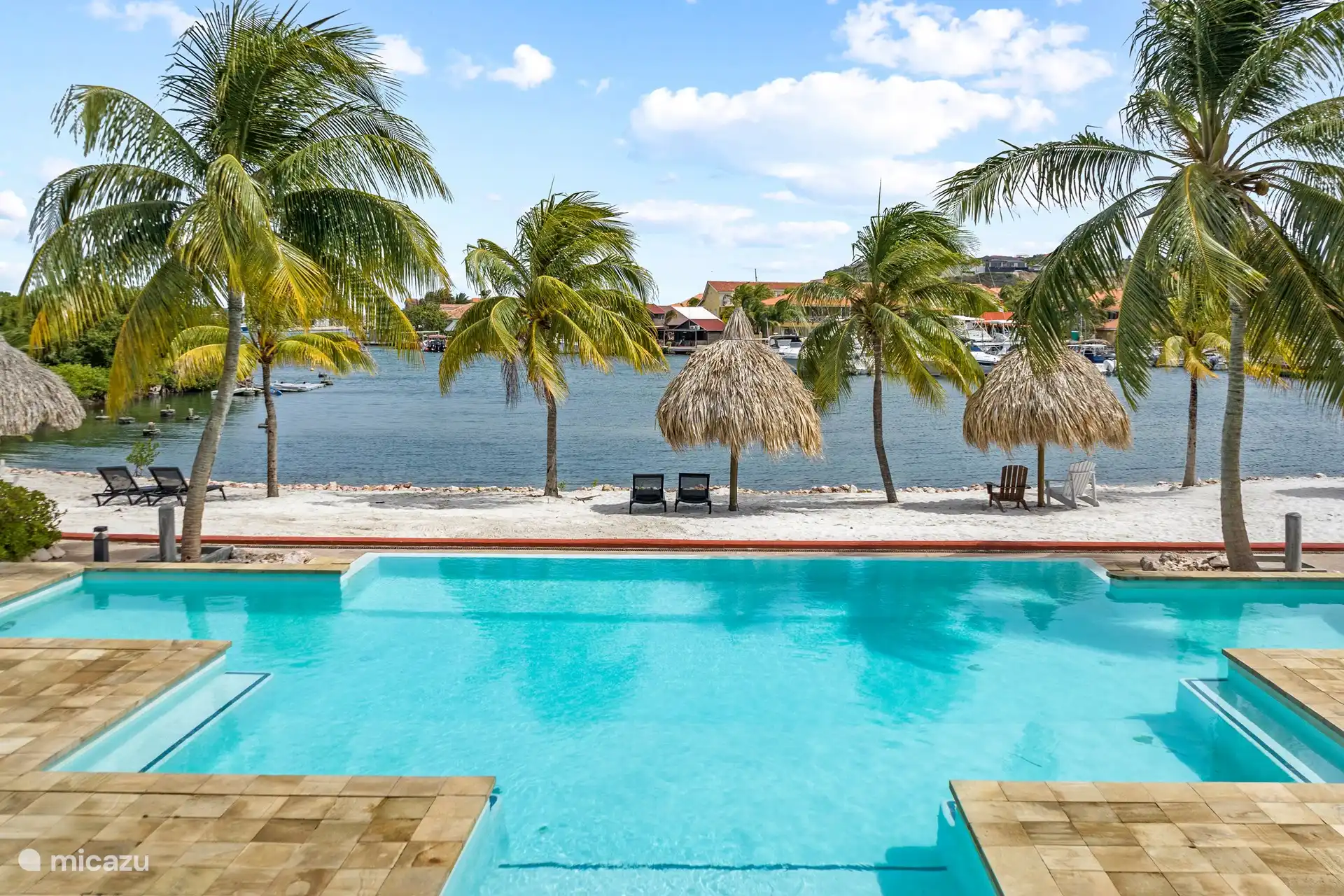 Swimmingpool, der mit den anderen Apartments des Resorts geteilt wird. 