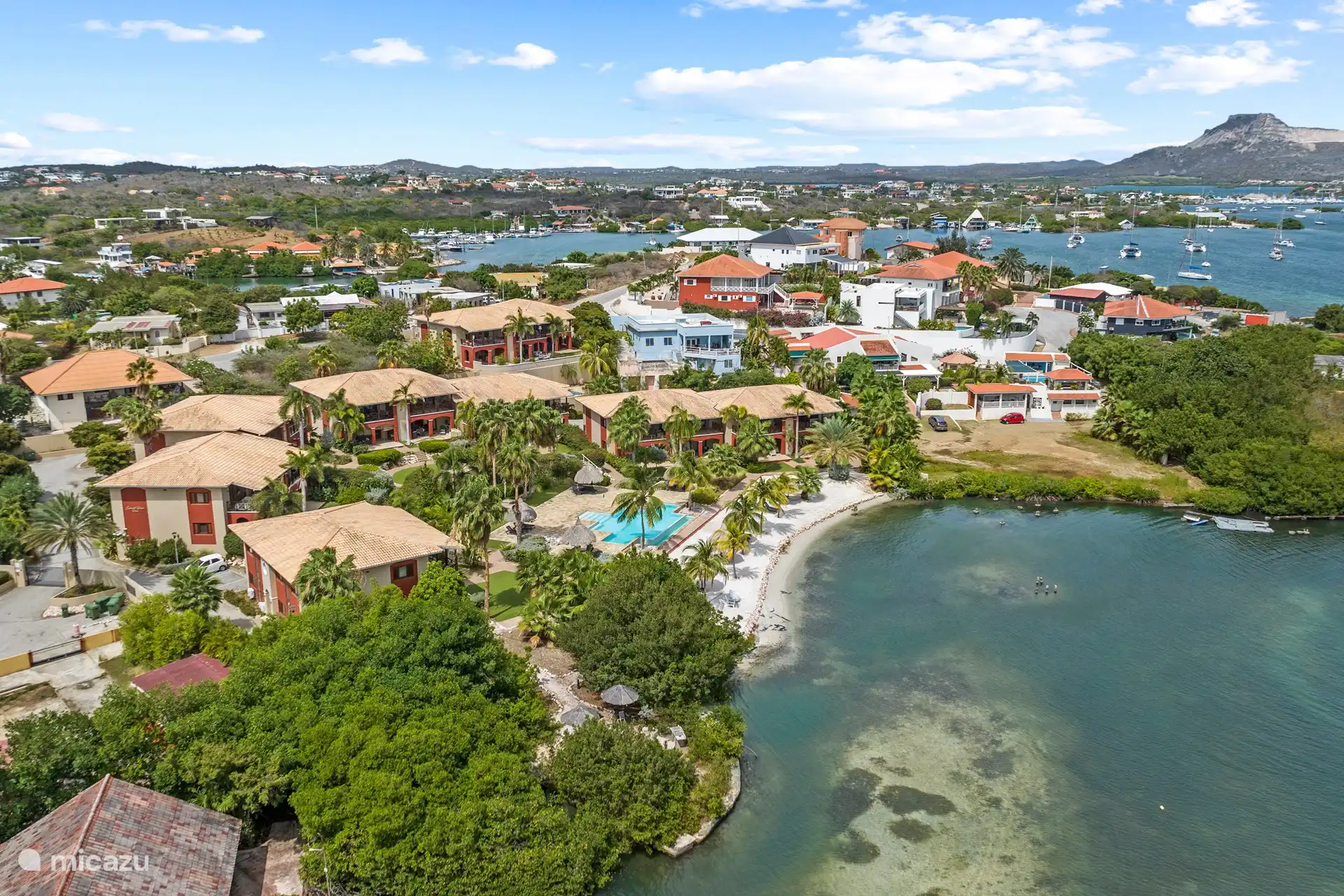 Blick aus der Vogelperspektive über das Resort auf dem spanischen Wasser.