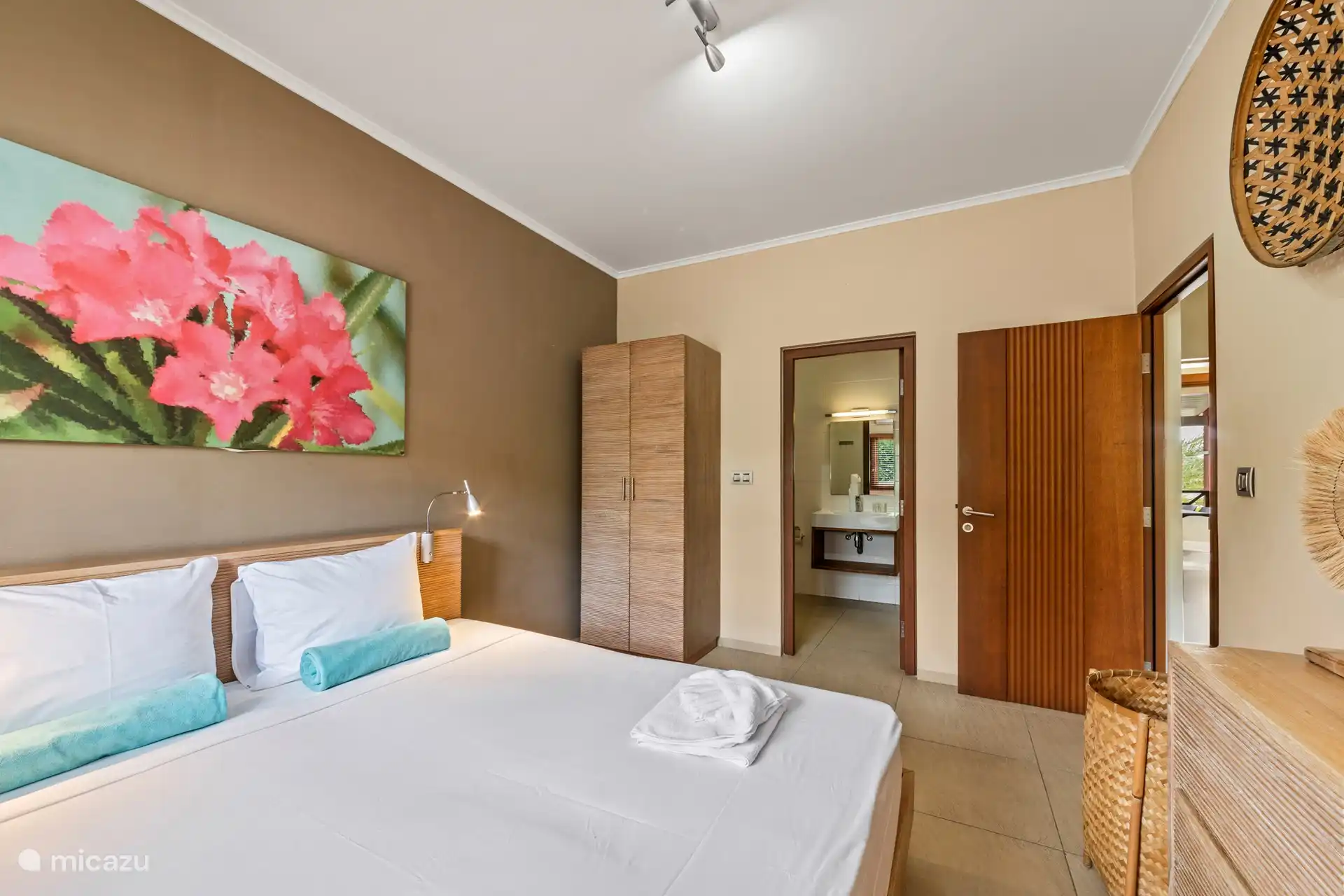 Hauptschlafzimmer mit Klimaanlage und eigenem Bad.