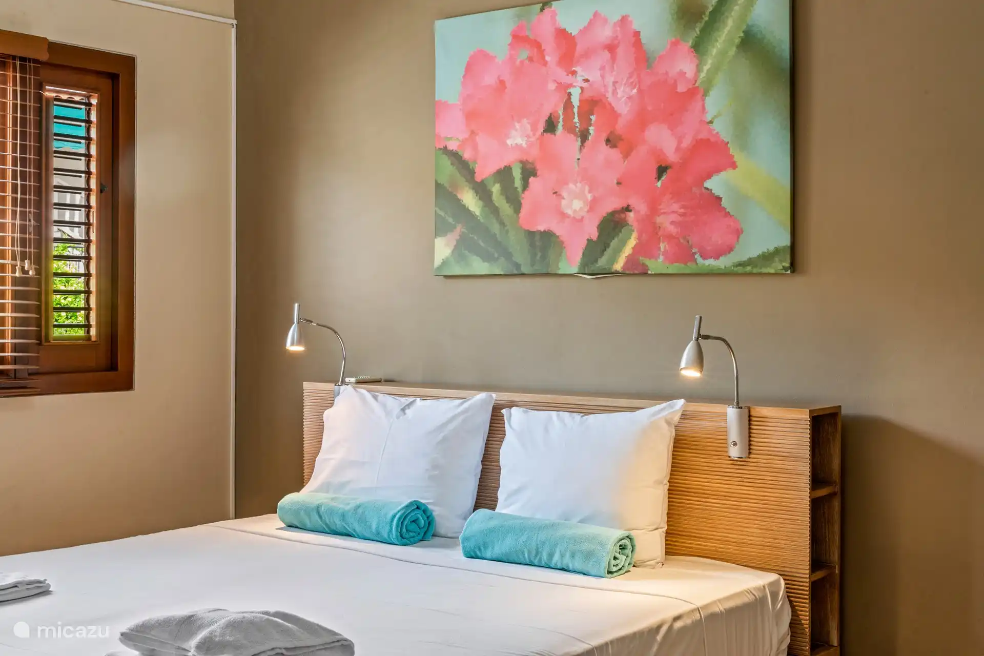 Hauptschlafzimmer mit Klimaanlage und eigenem Bad.