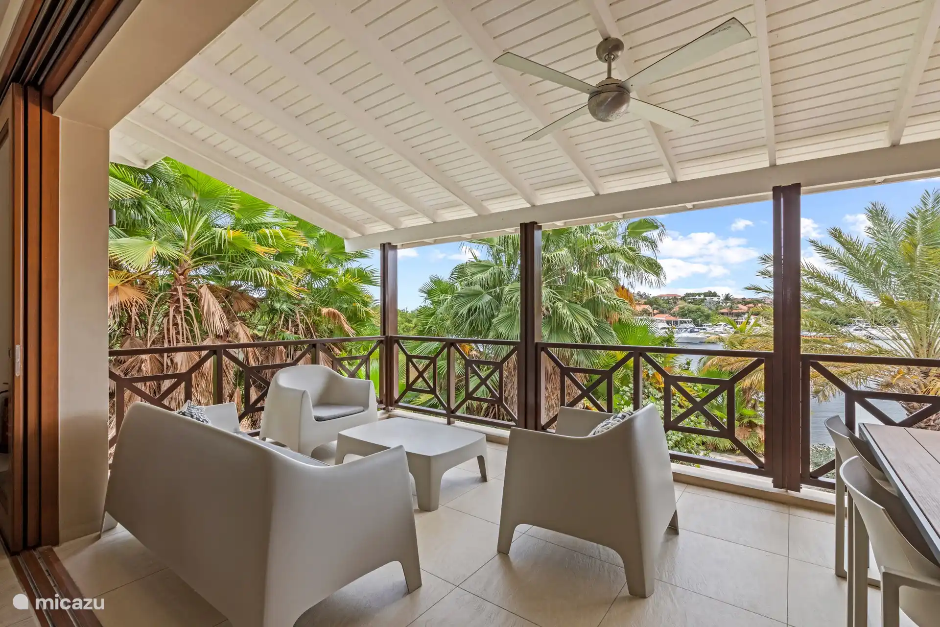 Schattiger Balkon mit Blick auf das spanische Wasser.