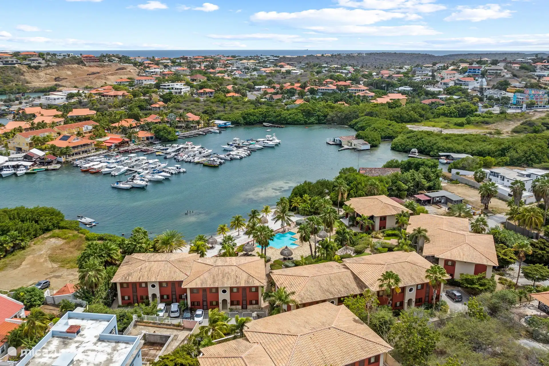 Blick aus der Vogelperspektive über das Resort auf dem spanischen Wasser.