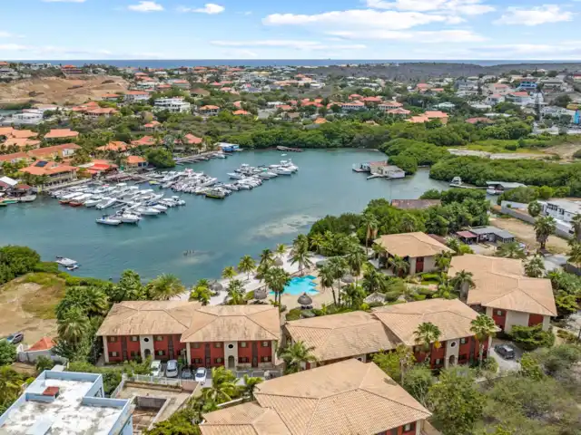 Quartier Jan Thiel | appartement E8 | Curaçao, Banda Ariba (est), Spaanse Water - appartement Vue plongeante sur le resort sur l’eau espagnole.