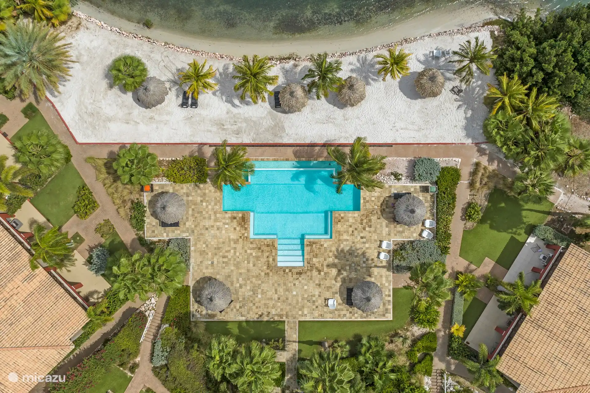 Blick aus der Vogelperspektive über das Resort auf dem spanischen Wasser.