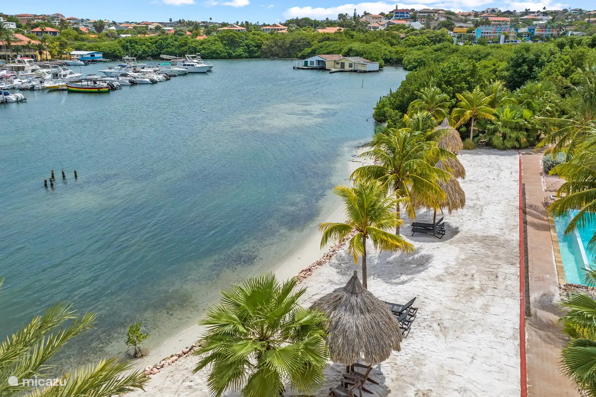 Blick aus der Vogelperspektive über das Resort auf dem spanischen Wasser.