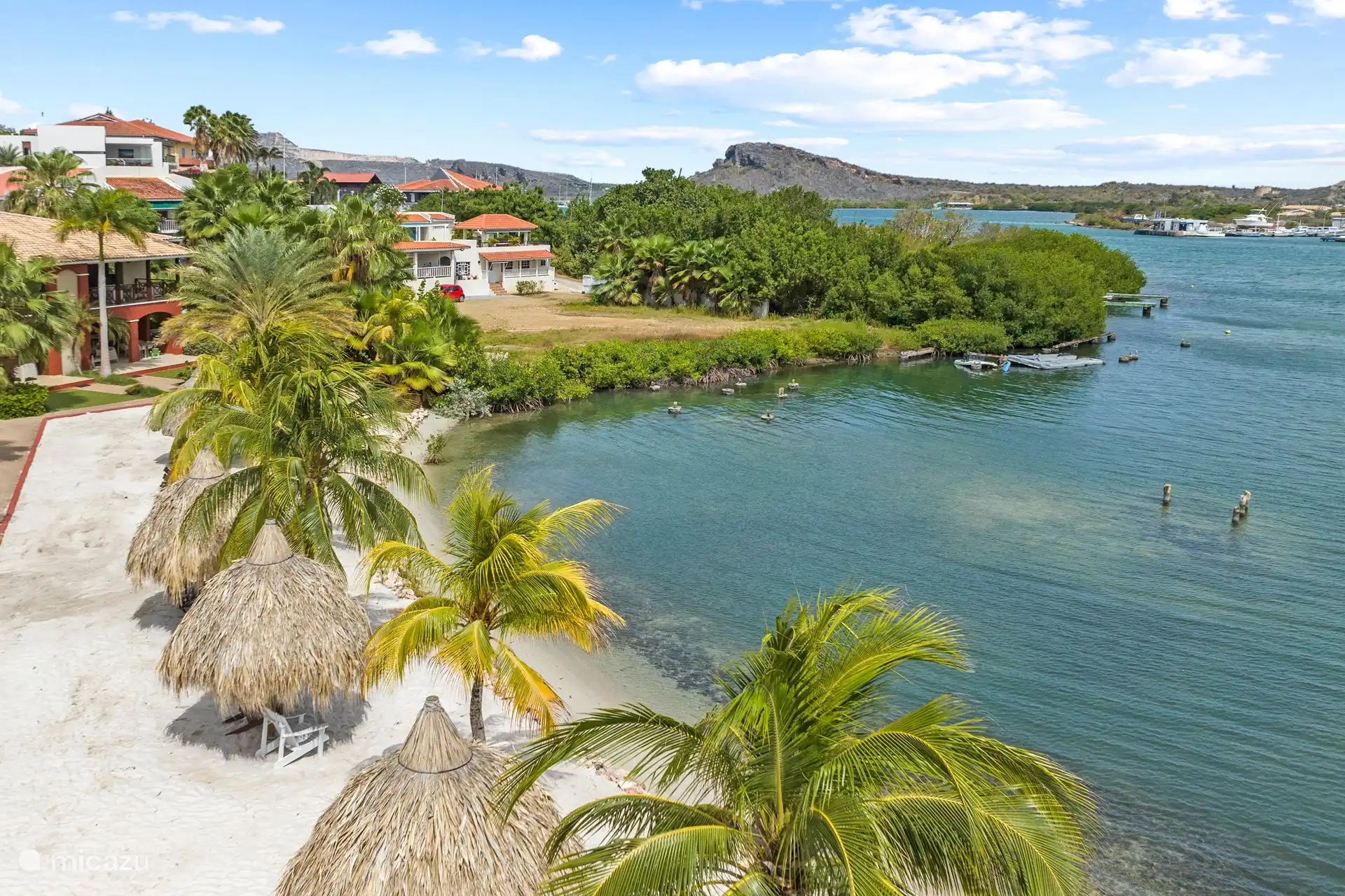 Blick aus der Vogelperspektive über das Resort auf dem spanischen Wasser.